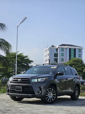Toyota Highlander SE 4x4 V6 (3.5L 6cyl 8A) 2018 Gray