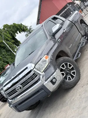 Toyota Tundra Limited 4dr CrewMax 4WD SB (5.7L 8cyl 6A) 2015 Gray
