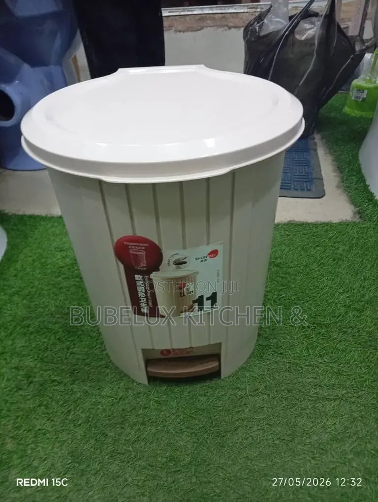 *11l Plastic Pedal Dustbin With Lid*