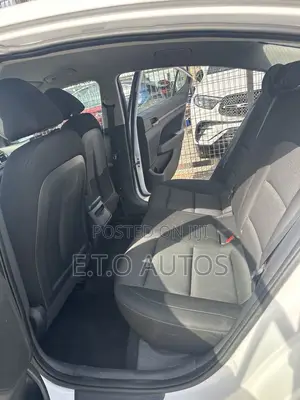 Hyundai Elantra Sport Sedan FWD (1.6L 4cyl 6M) 2017 White