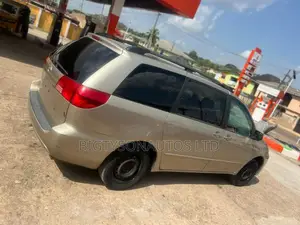 Toyota Sienna LE AWD 2005 Gold