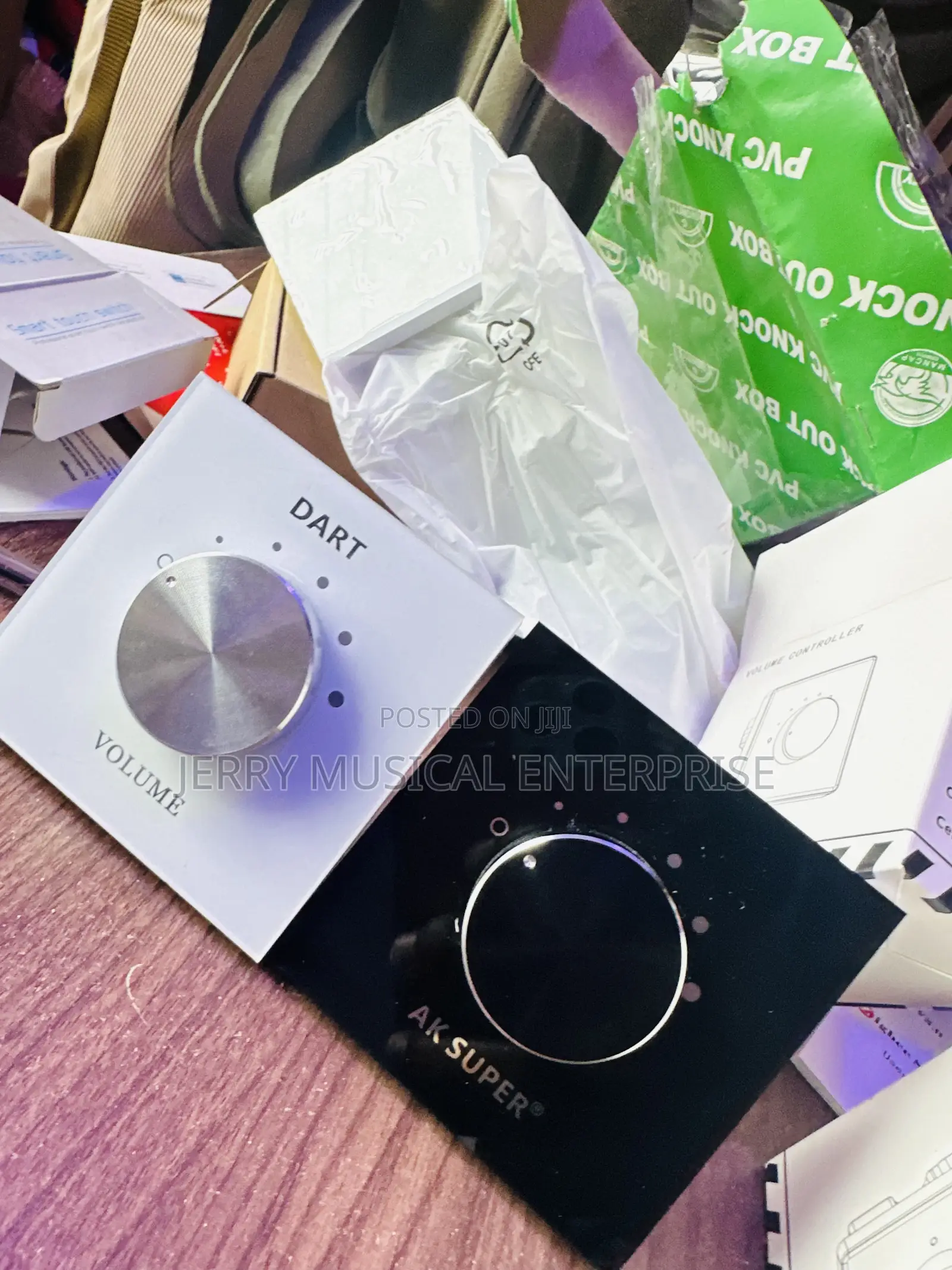 Black /White Volume Controller
