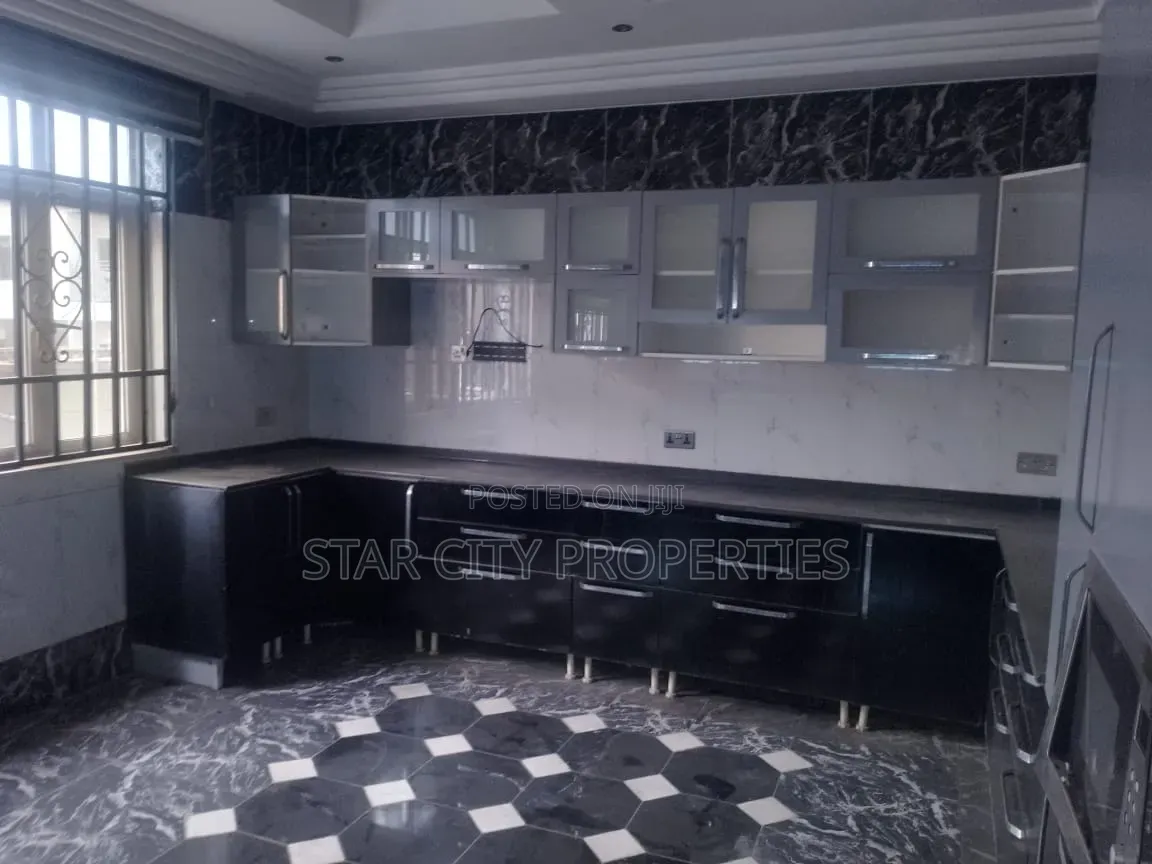 7bdrm Duplex in Ikeja Gra for rent