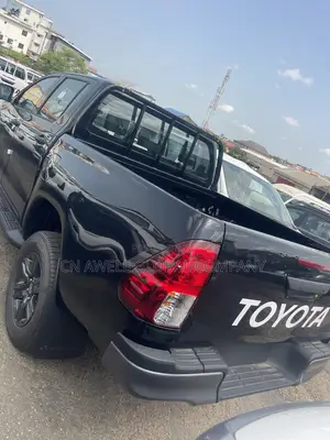 New Toyota Hilux 2025 Black