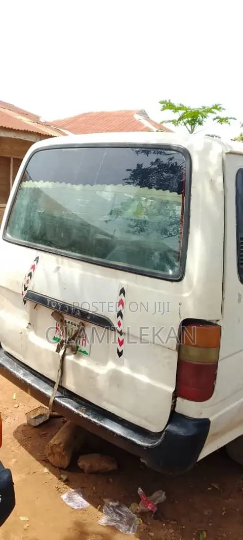 Toyota HiAce 2000 White