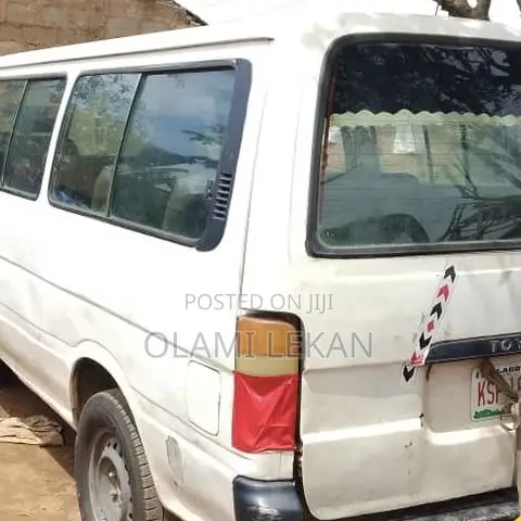 Toyota HiAce 2000 White