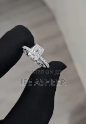 Beautiful Simple Ladies Silver Mossanite Diamond Stone Proposal Ring