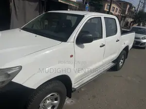 Toyota Hilux SR 4x4 2013 White