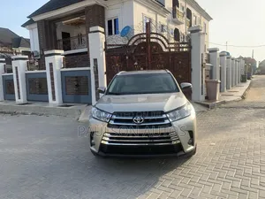 Toyota Highlander XLE V6 4x2 (3.5L 6cyl 6A) 2016 Gold