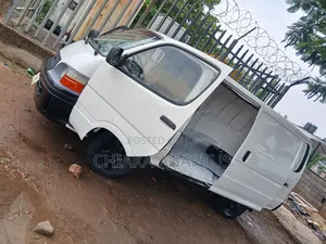 Toyota HiAce 2000 White