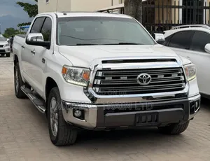 Toyota Tundra 1794 5.7L V8 4x4 CrewMax 5.6 ft. box 145.7 in. WB 2016
