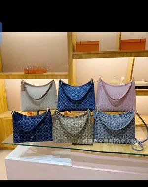 Quality Leather Pattern Crossbody Coach Handbag With Adjustable Strap
