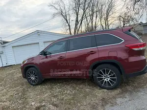 Toyota Highlander SE 4x4 V6 (3.5L 6cyl 8A) 2017