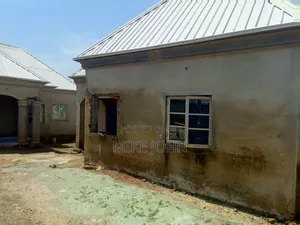 5bdrm Apartment in Karu-Nasarawa for sale