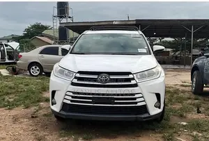 Toyota Highlander XLE 4x2 V6 (3.5L 6cyl 8A) 2017 White