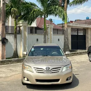Toyota Camry LE 4dr Sedan (2.4L 4cyl 5A) 2009 Gold