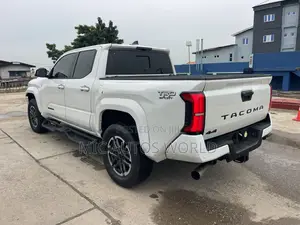 Toyota Tacoma 2024 White
