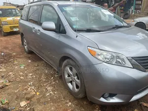 Toyota Sienna 2019 Silver