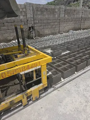 Concrete Mobile Block Molding Machine. (3000 Daily)