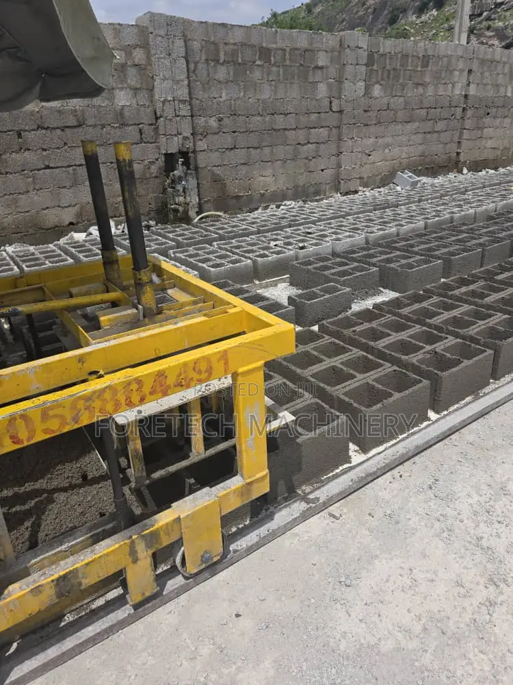 Concrete Mobile Block Molding Machine. (3000 Daily)