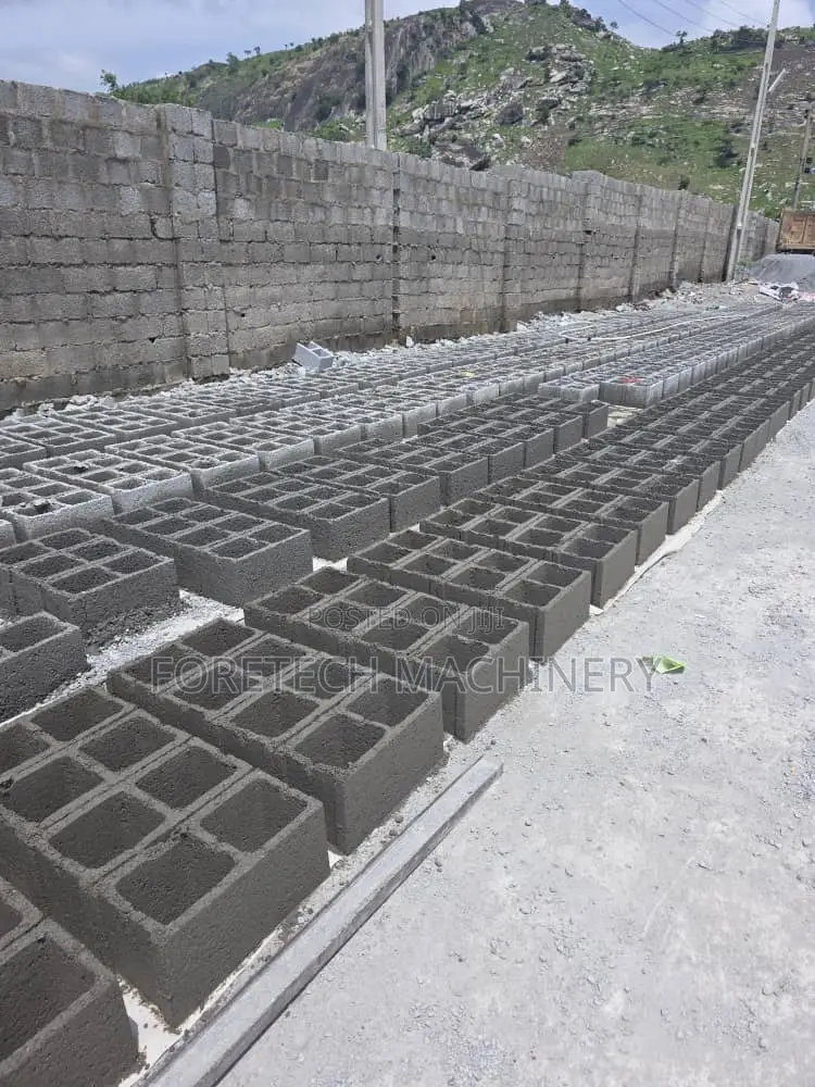 Concrete Mobile Block Molding Machine. (3000 Daily)