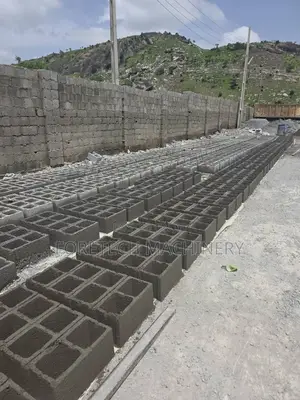 Concrete Mobile Block Molding Machine. (3000 Daily)