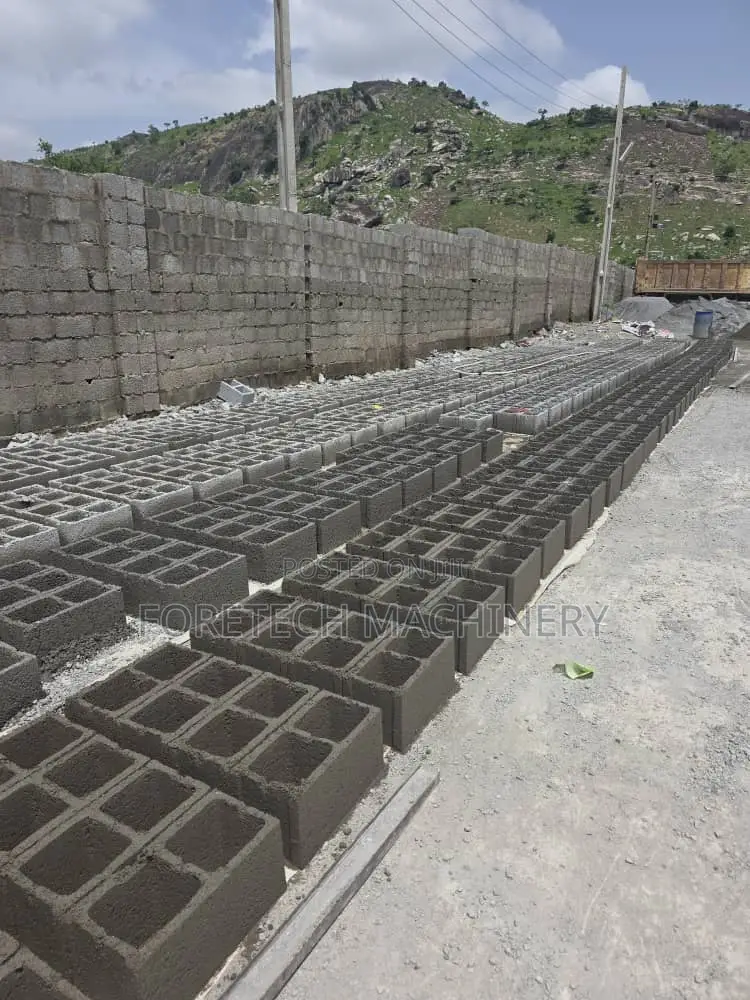 Concrete Mobile Block Molding Machine. (3000 Daily)