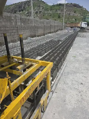 Concrete Block Molding Machine