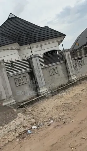 5bdrm Bungalow in Ekredjebor Estate, Ugheli for sale