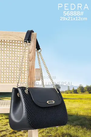 Pedra Chain Strap Handbag