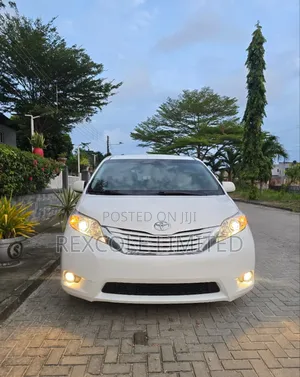 Toyota Sienna LE 7-Passenger 4dr Minivan AWD (3.5L 6cyl 6A) 2015 White