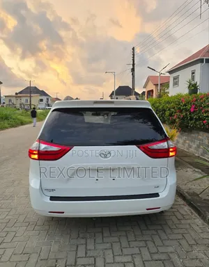 Toyota Sienna LE 7-Passenger 4dr Minivan AWD (3.5L 6cyl 6A) 2015 White