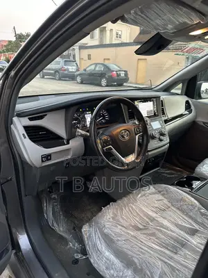 Toyota Sienna XLE Premium AWD (3.5L 6cyl 8A) 2018 Gray