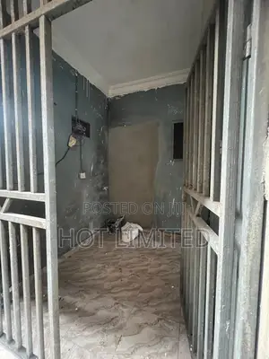 2bdrm Block of Flats in Pen Cinema for rent