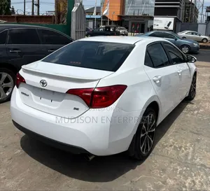 Toyota Corolla SE (1.8L 4cyl 2A) 2018 White