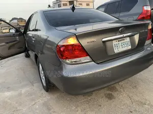 Toyota Camry LE 4dr Sedan (2.4L 4cyl 5A) 2005 Gray