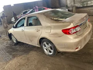 Toyota Corolla 2012 Gold