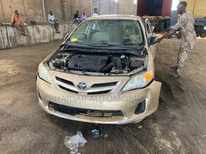 Toyota Corolla 2012 Gold