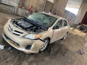 Toyota Corolla 2012 Gold