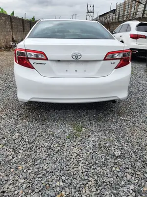 Toyota Camry SE 4dr Sedan (2.5L 4cyl 6A) 2015 White