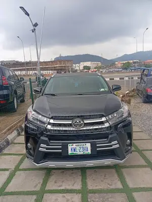 Toyota Highlander XLE 4x2 V6 (3.5L 6cyl 8A) 2017 Black