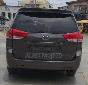 Toyota Sienna XLE FWD 8-Passenger 2013 Gray
