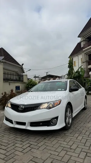 Toyota Camry SE 4dr Sedan (2.5L 4cyl 6A) 2013 White