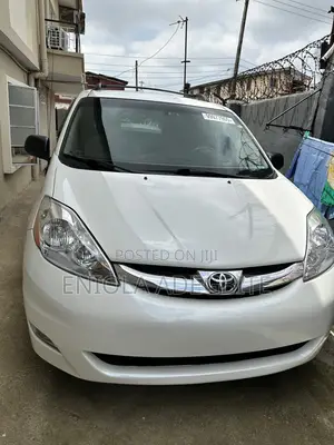 Toyota Sienna LE 2009 White