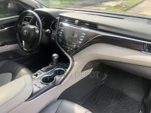 Toyota Camry XLE V6 FWD (3.5L 6cyl 8AM) 2018 Gray