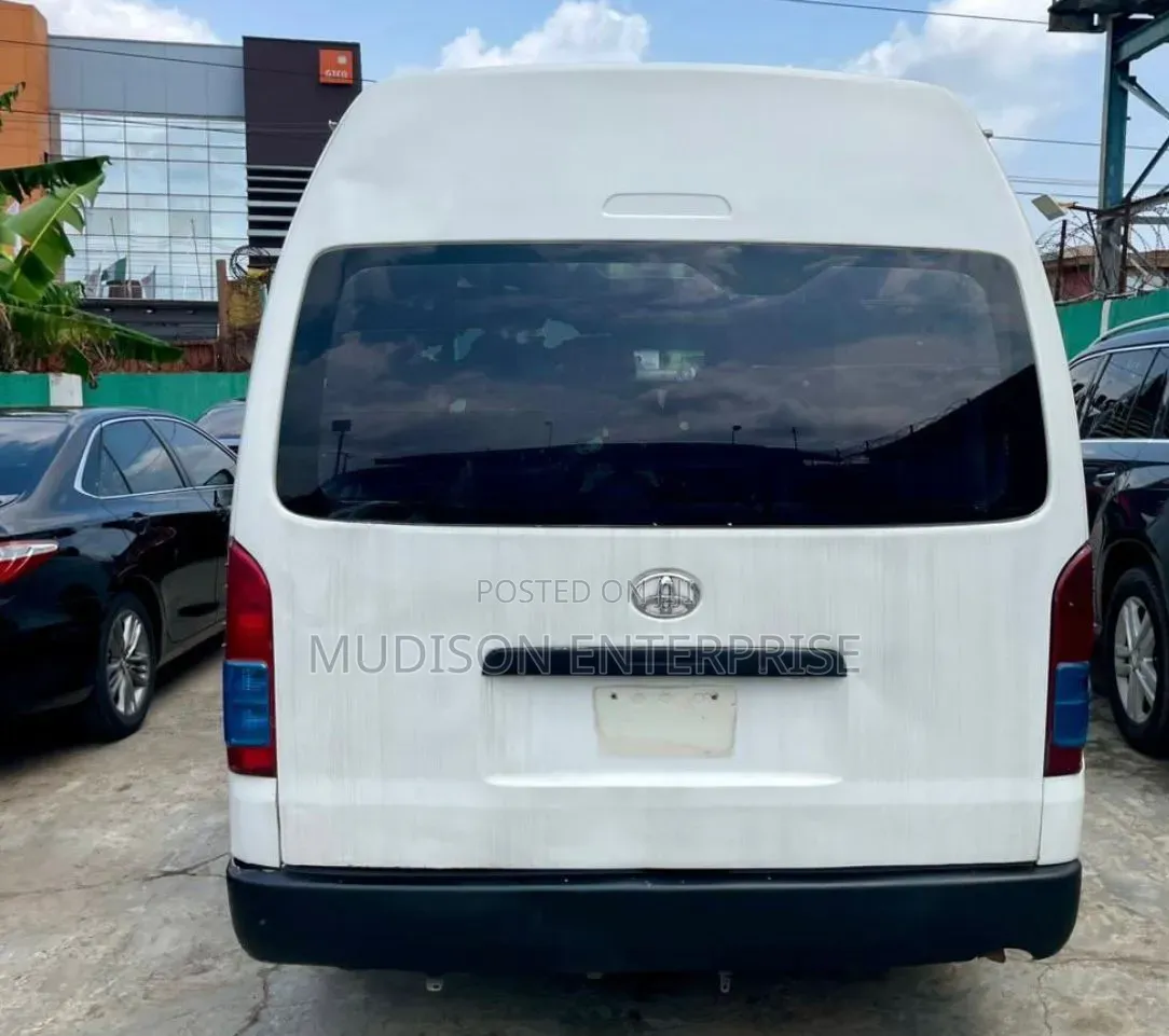 Toyota HiAce 2022 White