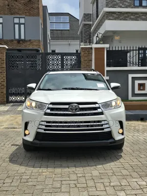 Toyota Highlander XLE 4x4 V6 (3.5L 6cyl 8A) 2017 White