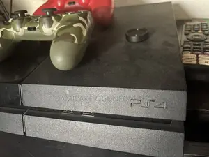 Ps4 With 2 Pads