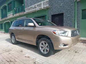 Toyota Highlander Base 2010 Gold