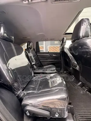 Toyota Highlander SE 4x4 V6 (3.5L 6cyl 8A) 2018 Black